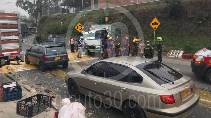 FOTOS: ¡Qué peligro! Por un microsueño, conductor causó aparatoso accidente en la entrada a Rionegro