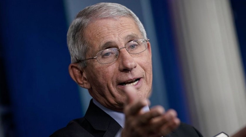 El Covid-19 también se contagia con la respiración normal, no solo al toser, asegura epidemiólogo de la Casa Blanca