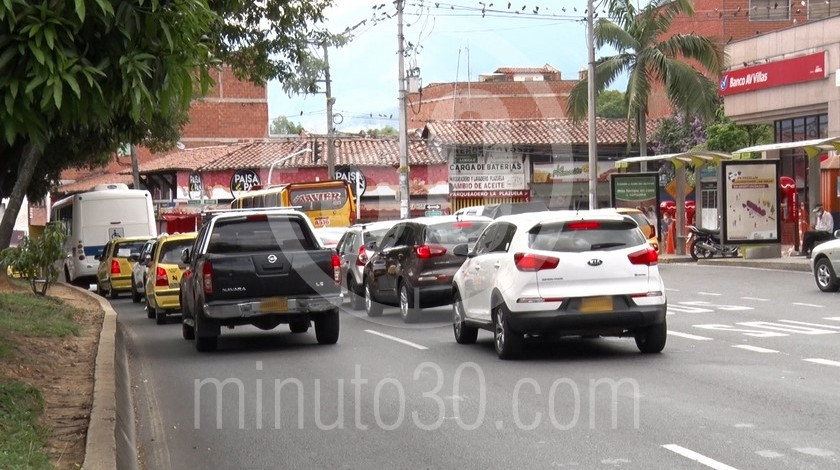 ¿Solo afecta a los 4.000 más ricos del país? Gobierno le quiere clavar 40% de aranceles a vehículos nuevos