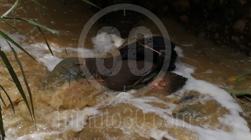FOTOS Y VIDEO: En alto grado de descomposición encontraron el cuerpo de un hombre en una cañada de Villa Guadalupe 6 Encuentran cuerpo en avanzado estado de descomposicion en Villada Guadalupe Medellin2