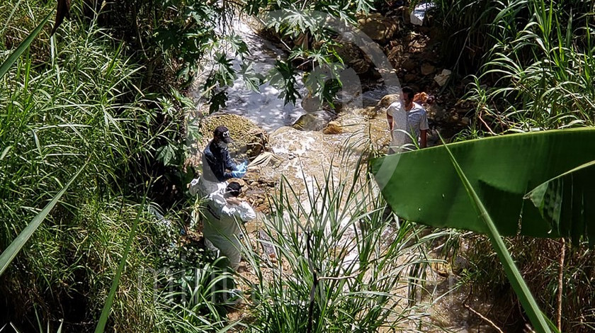 FOTOS Y VIDEO: En alto grado de descomposición encontraron el cuerpo de un hombre en una cañada de Villa Guadalupe 2 Encuentran cuerpo en avanzado estado de descomposicion en Villada Guadalupe Medellin5