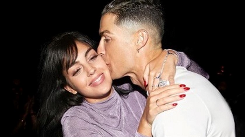 VIDEOS: Mostrando la retaguardia, novia de Cristiano Ronaldo hace sentadillas con ajustado pantalón