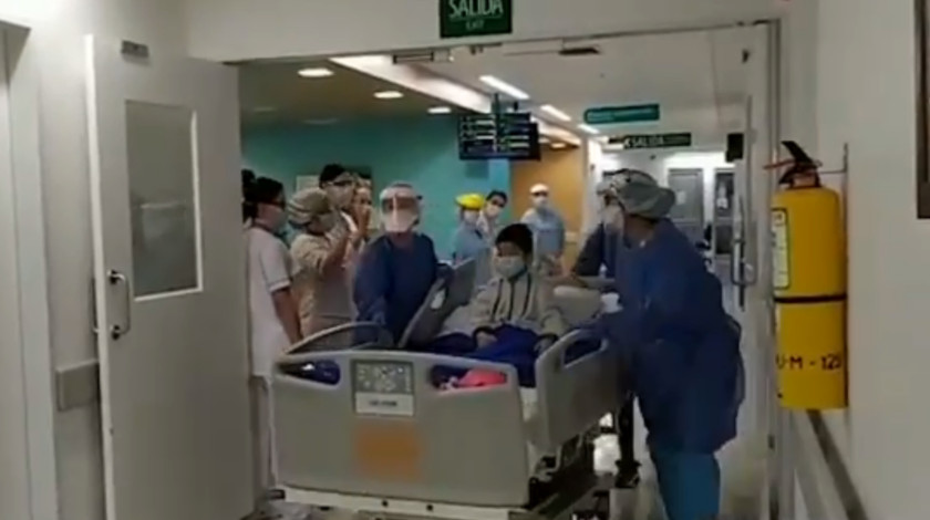 VIDEO: ¡Conmovedor! Entre aplausos salió del hospital el niño de 5 años de Sonsón, que ganó la batalla al Covid-19