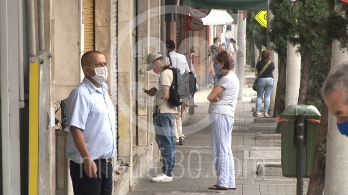Personas con tapabocas coronavirus covid ciudadanos peatones cuarentena aislamiento2