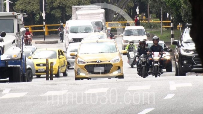 Vehiculos carros taxi moto calles vias Medellin cuarentena Pico y Placa taxis