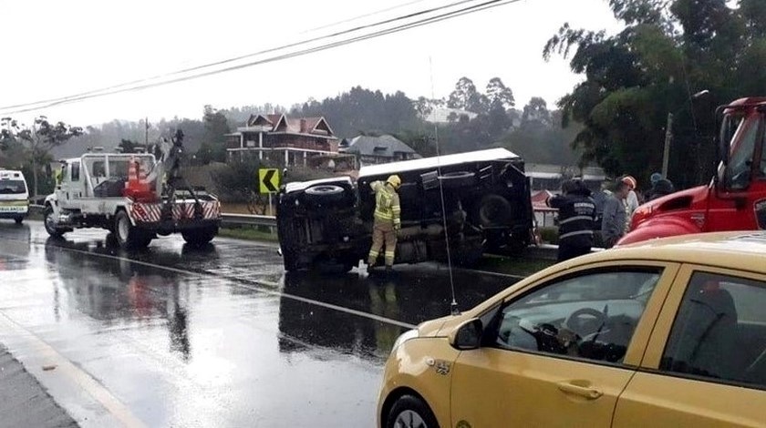 FOTOS: Furgón se volcó en la autopista Medellín-Bogotá a la altura de El Sango y presentó paso restringido