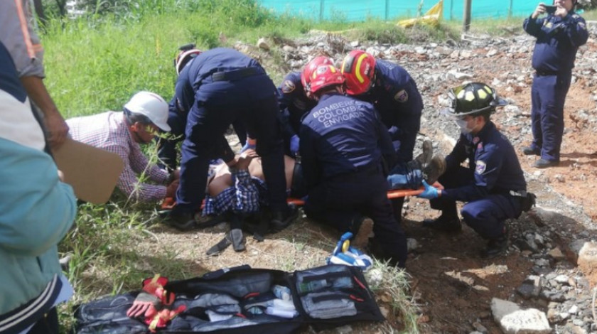 FOTOS: Cedieron varias losas del edificio que están demoliendo en Envigado y un obrero terminó herido
