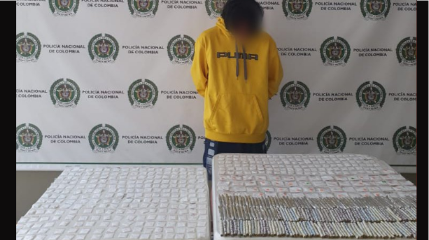 ¡Iba cargado! Lo cogieron en Manrique lleno de paqueticos de marihuana y coca 1 capturado