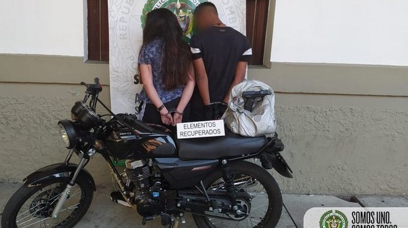 En foto: ¡Que descarados! Capturadas dos personas luego de hurtarle las pertenencias a una persona mediante intimidación con arma de fogueo 3 capturados medellin 1