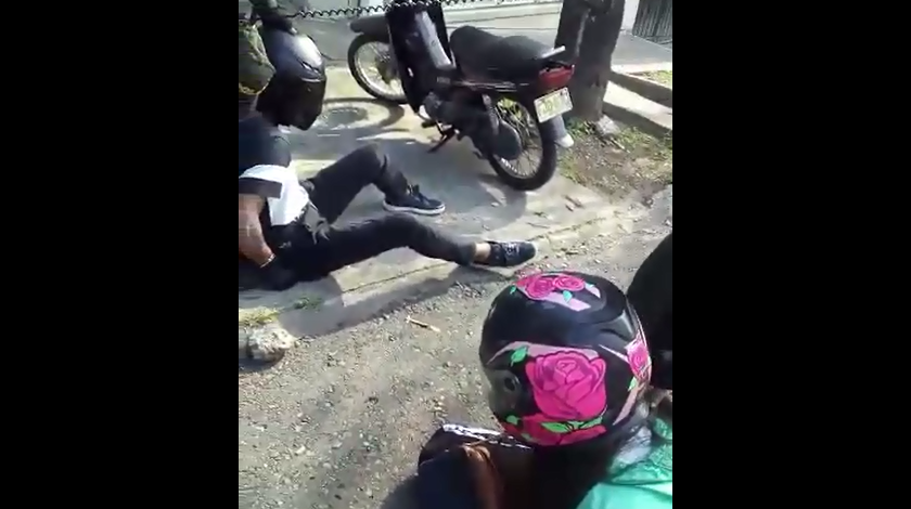 EN VIDEO: La comunidad los quería ‘cascar’, así cogieron a la pareja que estaba robando en la zona centro de Medellín 1 capturados