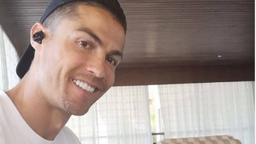 FOTOS: Con lapicero y cuaderno, Cristiano Ronaldo dice que “es tiempo de estudiar”