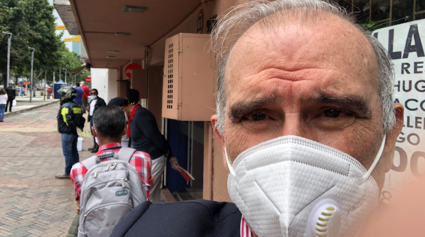 FOTO: ¡Con Mascarilla y todo! Humberto de la Calle salió juicioso a reclamar los medicamentos de su esposa