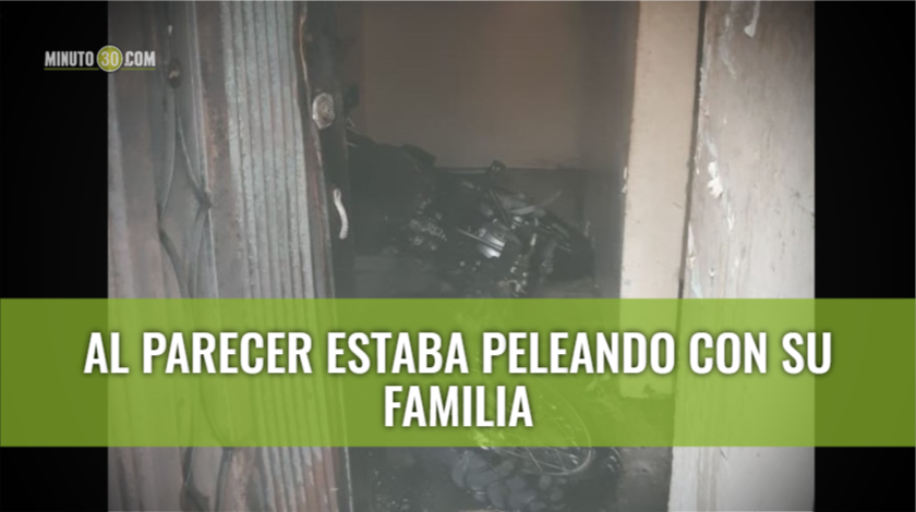FOTOS: ¡Casi acaba con todo! En Santa Cruz un sujeto le prendió fuego a una moto al interior de su vivienda 1 moto incinerada en una casa