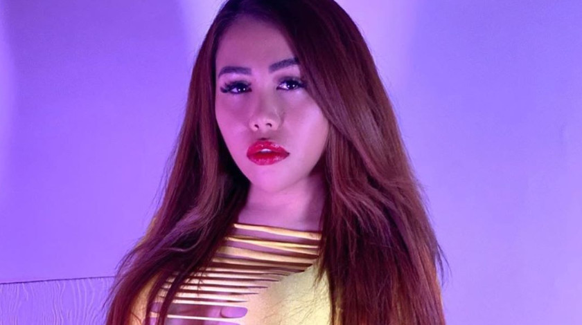 Beso entre Yina Calderón y Manuela Gómez