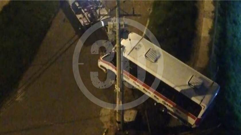 FOTOS: Aun no evacúan el bus accidentado en Robledo