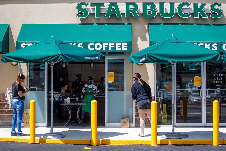 Cadena de cafeterías Starbucks reabrirá el 85 % de sus locales en EE.UU.