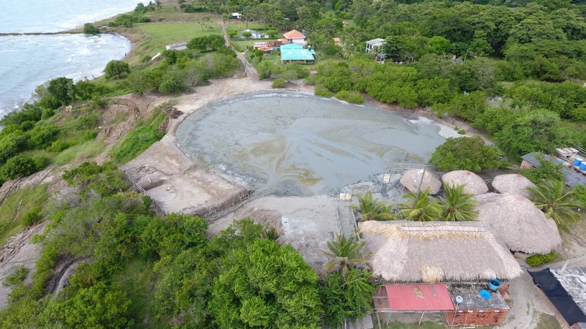 FOTOS: Alertan aparición de grietas en talud del volcán de lodo del municipio de Arboletes 2 Grietas volcan de lodo del municipio de Arboletes 1