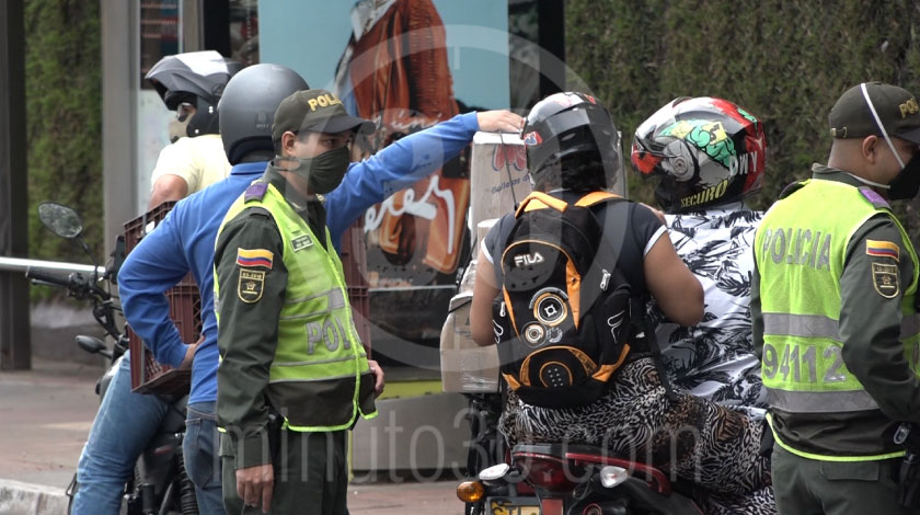 ¿Les gusta botar la ‘platica’? 5 personas fueron capturadas y sancionadas por infringir la cuarentena en el Valle de Aburrá 1 Puesto de control reten Policia transito coronavirus cuarentena medidas autoridades covid 10