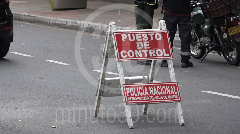 Puesto de control reten Policia transito coronavirus cuarentena medidas autoridades covid 2