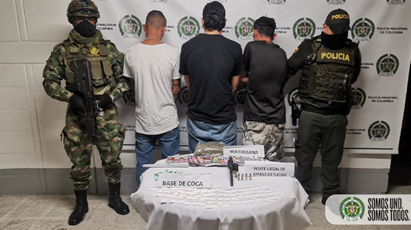 FOTO: ¡Qué 'bellezas'! Cogieron a 3 sujetos en el barrio Kennedy andando con un revólver y drogas escondidas 1 Sujetos capturados con droga en el barrio Kennedy de Medellin