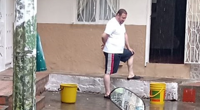 En Bello recogen agua lluvia