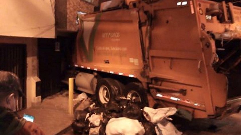 En fotos: ¡Que guarapazo! Camión de la basura se quedó sin frenos y fue a parar a una casa en Robledo