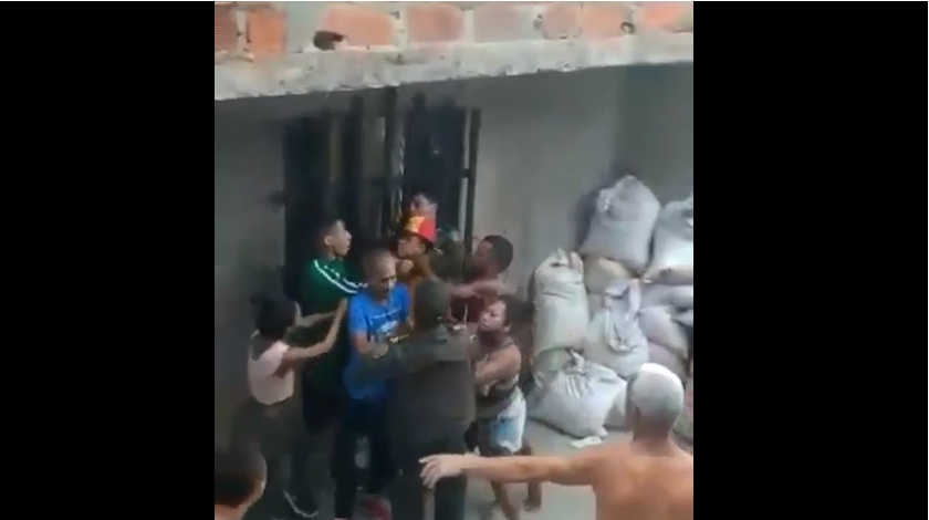 EN VIDEO: ¡Bochornoso! La Policía iba a aprehender a un sujeto y la comunidad lo impidió a golpes 1 belencito