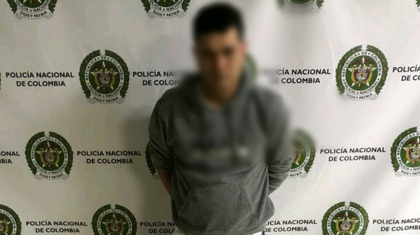En foto: Dentro de su pantalón, así sorprendieron a un hombre con una pistola en Medellín 1 captura