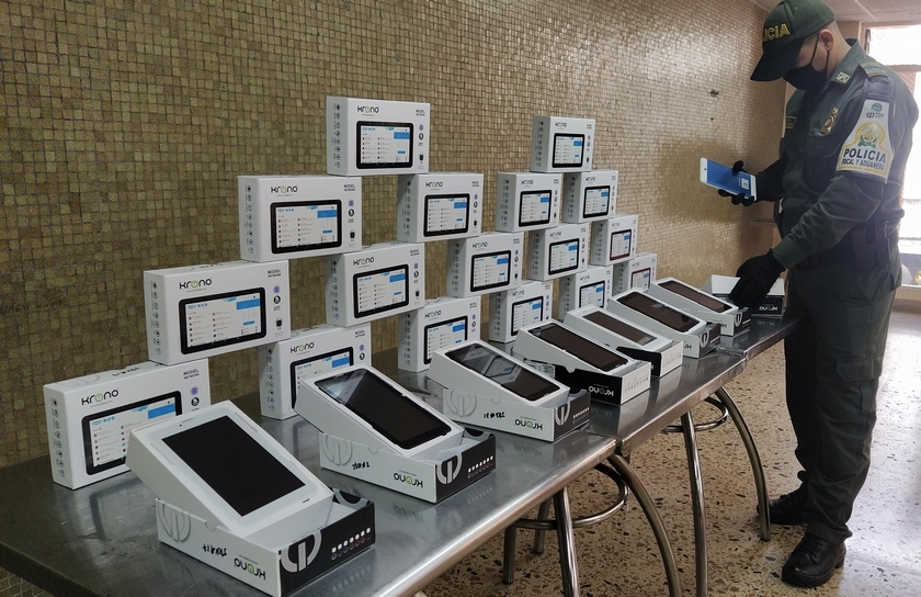 Autoridades incautaron millonaria suma en celulares y otros objetos que llegaron de contrabando 2 contrabando medellin