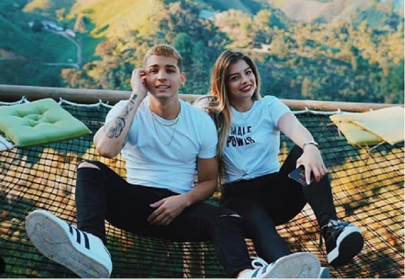 Daniela junto a su hermano Fabio Legarda