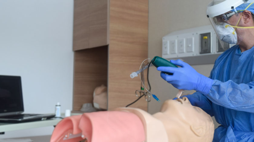El ingenioso elemento que protegerá a médicos paisas de contagiarse al intubar un paciente con covid-19