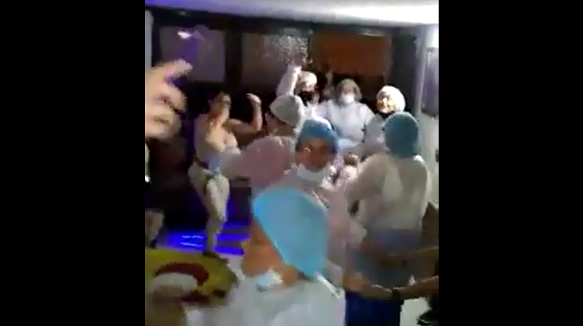 EN VIDEO: “La coronarumba”, vean la irreverente celebración que hicieron en una casa de Francisco Antonio Zea