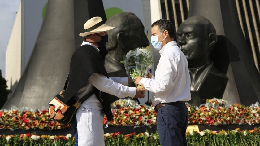 Con emotivo momento, gobernador de Antioquia conmemoró 17 años del asesinato de su hermano