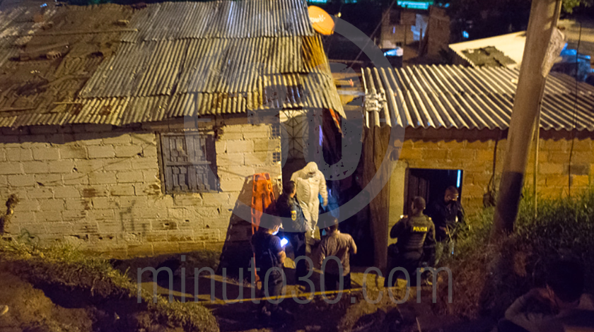 EN VIDEO Y FOTOS: Lo iban persiguiendo para matarlo, se metió a una casa ajena y ahí lo ultimaron a disparos 4 homicidio en el barrio blanquizal medellin jueves 28 de mayo 2020 3