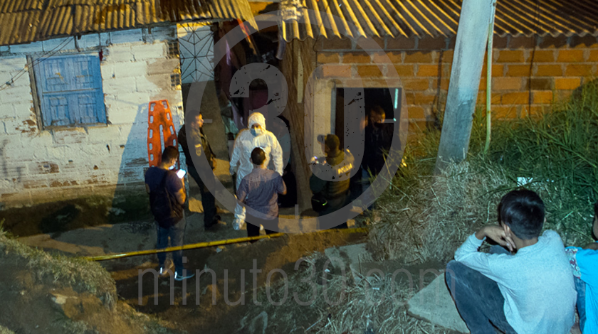 EN VIDEO Y FOTOS: Lo iban persiguiendo para matarlo, se metió a una casa ajena y ahí lo ultimaron a disparos 5 homicidio en el barrio blanquizal medellin jueves 28 de mayo 2020 4