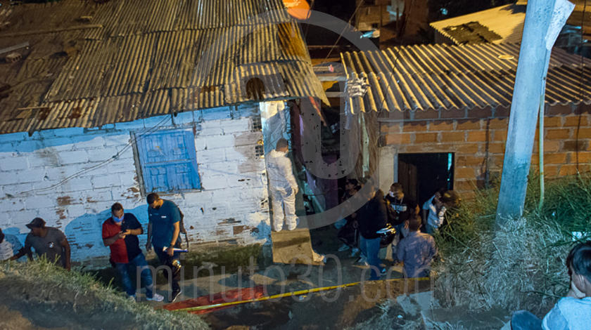 EN VIDEO Y FOTOS: Lo iban persiguiendo para matarlo, se metió a una casa ajena y ahí lo ultimaron a disparos 6 homicidio en el barrio blanquizal medellin jueves 28 de mayo 2020 5