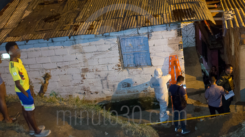 EN VIDEO Y FOTOS: Lo iban persiguiendo para matarlo, se metió a una casa ajena y ahí lo ultimaron a disparos 7 homicidio en el barrio blanquizal medellin jueves 28 de mayo 2020 6