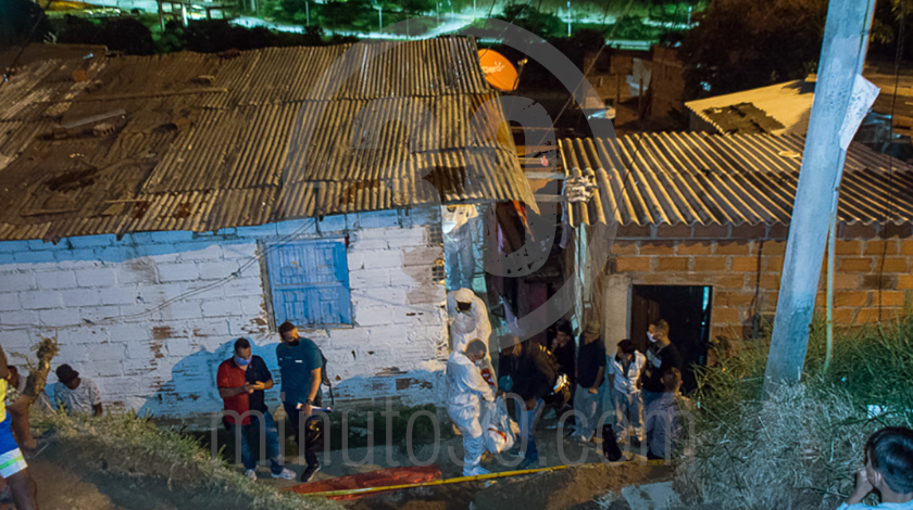 EN VIDEO Y FOTOS: Lo iban persiguiendo para matarlo, se metió a una casa ajena y ahí lo ultimaron a disparos 8 homicidio en el barrio blanquizal medellin jueves 28 de mayo 2020 7