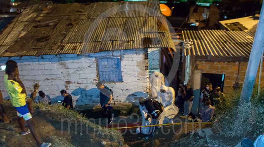 EN VIDEO Y FOTOS: Lo iban persiguiendo para matarlo, se metió a una casa ajena y ahí lo ultimaron a disparos 9 homicidio en el barrio blanquizal medellin jueves 28 de mayo 2020 8