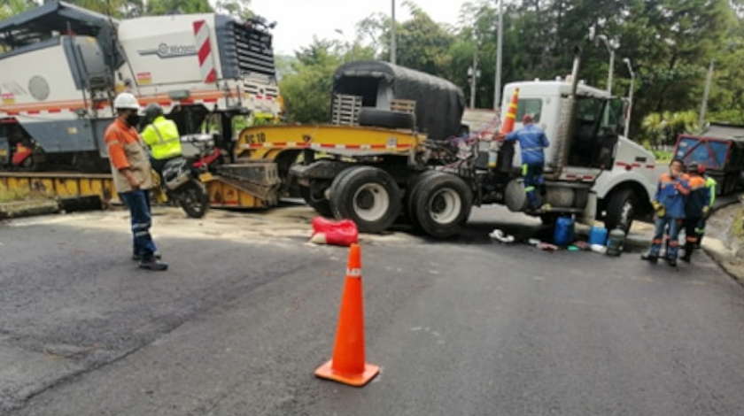 FOTO: ¡Muy grande la ‘cola’! Camión cama baja se atoró en Las Palmas