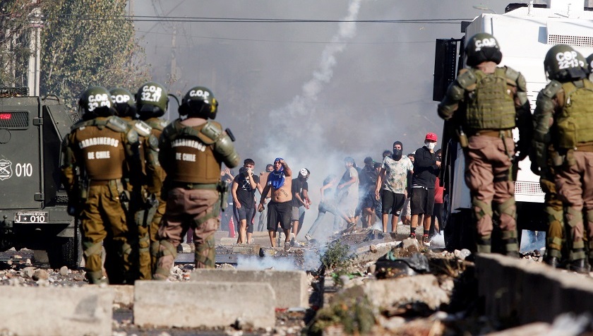 Pobladores de Santiago (Chile), protestan por falta de alimentos