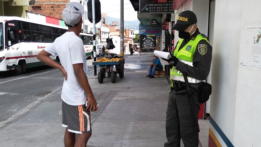 Dieron "papaya" en Medellín y se llevaron su comparendo por no respetar la cuarentena 1 306 casos nuevos tienen a Medellín al borde de los 4 mil contagios de coronavirus