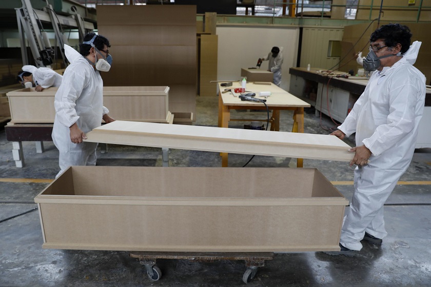 Ataúdes low cost en Perú ante la demanda que se multiplica por cuatro