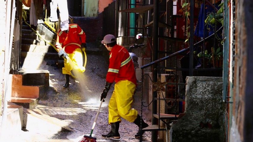FOTOS: En el quinto día de aislamiento, así fue la limpieza y desinfección en Sinaí, Santa Cruz