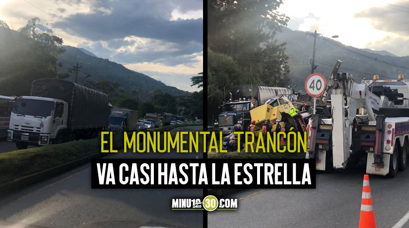 ¡Qué trancón tan verraco! Se chocaron carros de carga en la variante de Caldas y uno se volcó