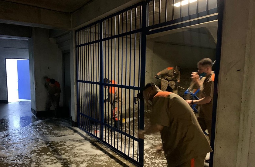 Así le pegaron una desinfectada a la cárcel el Pedregal en Medellín