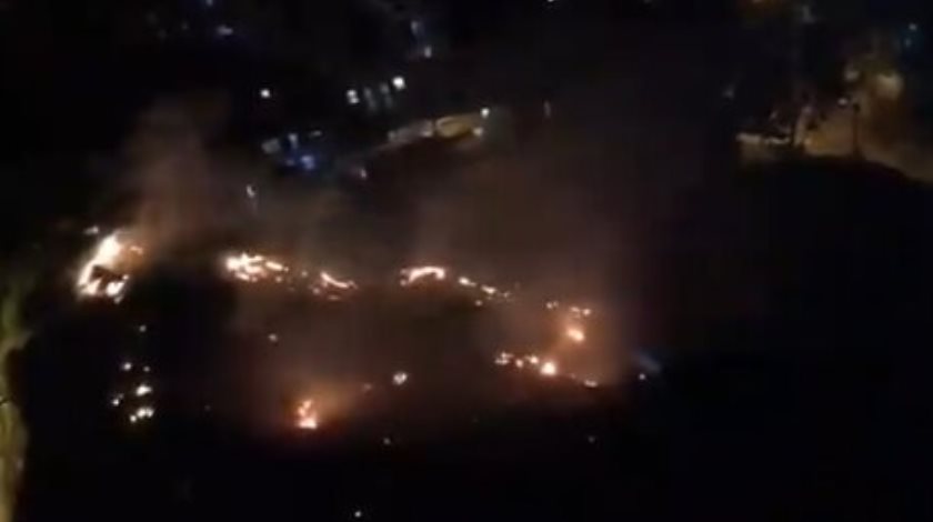 Un voraz incendio forestal es atendido por bomberos en Calazans