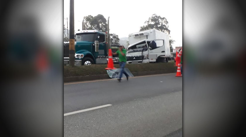 Foto: choque entre furgón y camión cerró por completo la Bogotá-Medellín en Guarne