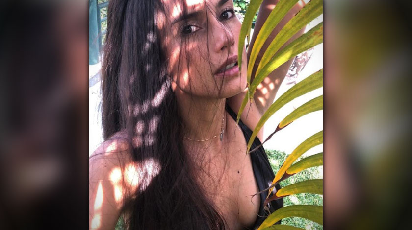 FOTOS: Alejandra Sandoval quiso lucir atractiva, pero le dicen que “parece una iguana” trepada en un palo