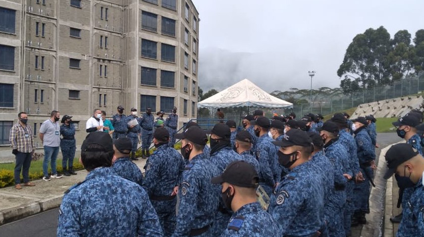 FOTOS: Guardias del Inpec de la cárcel El Pedregal están siendo formados sobre prevención frente al Covid-19